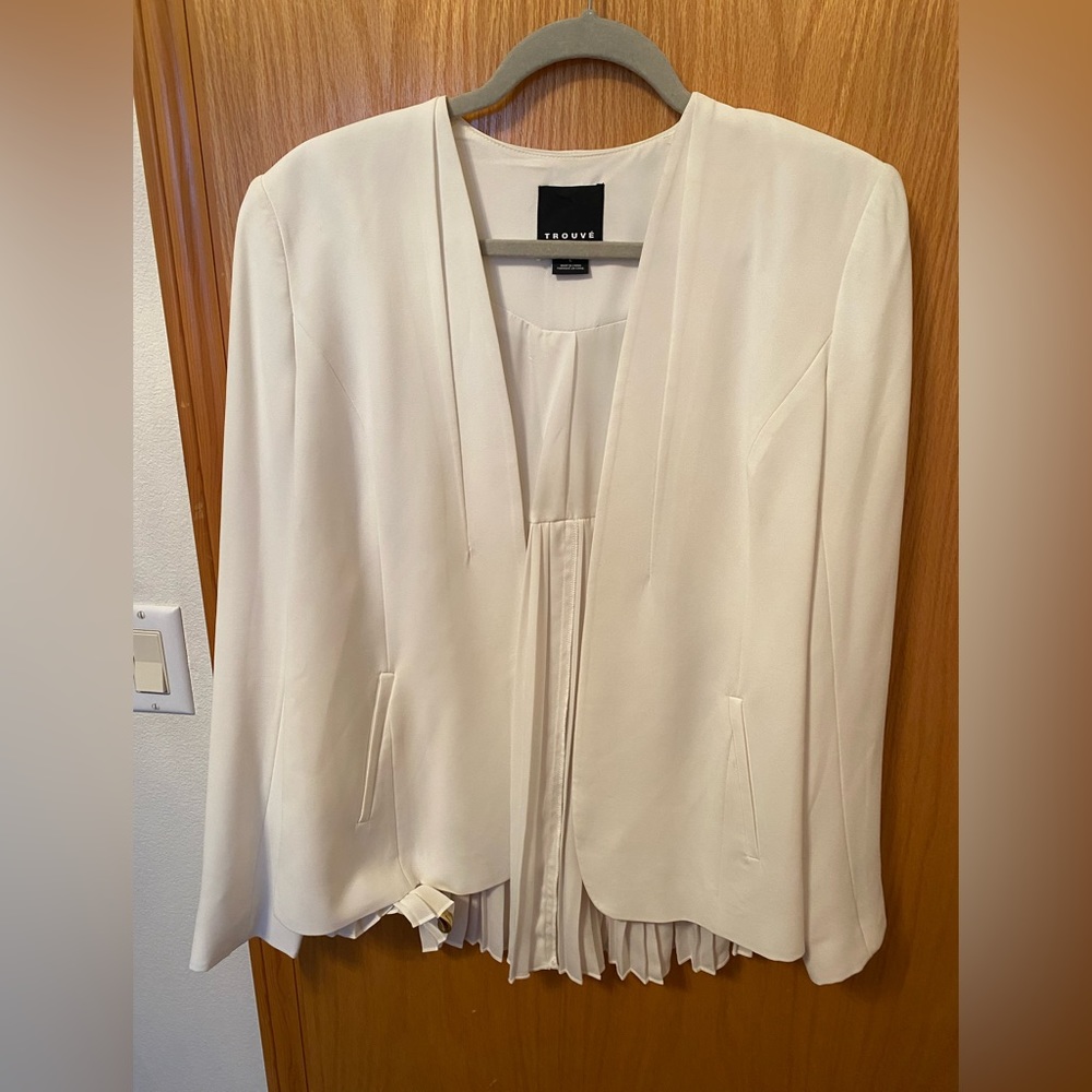 Nwot! Trouve large white pleated open jacket